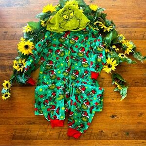 ❌SOLD❌
Women’s Dr. Seuss The Grinch Green Christmas One Piece Zip Pajama Sz XS